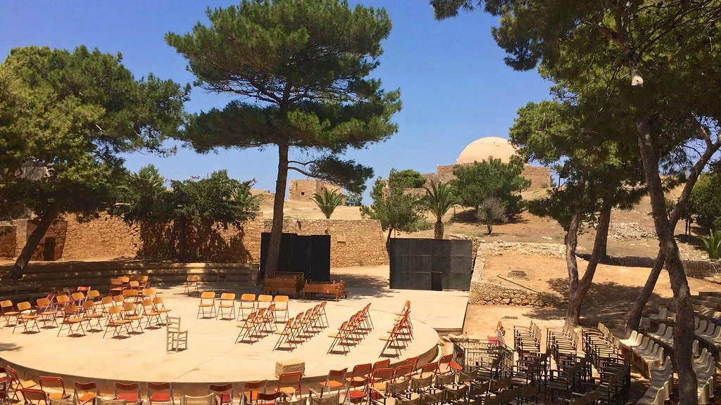 Cour intérieure de la Fortezza de Réthymnon visite en voiture de location en Crète