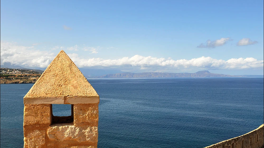 Vue panoramique sur la mer depuis les remparts de la Fortezza de Réthymnon en Crète